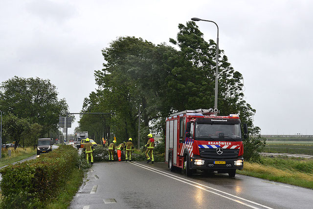 2023/113/20230705-10u09 GB 001 Stormschade Schipholweg BHD-oost.jpg